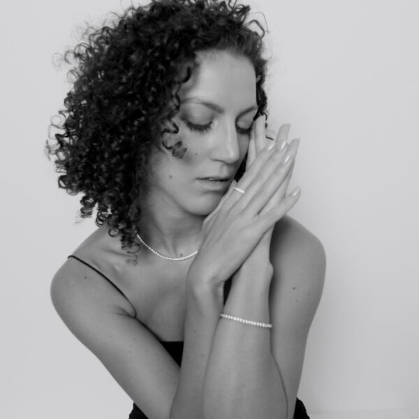 Bracciale tenni in argento 925 senza nichel, indossato, made in italy by breezy