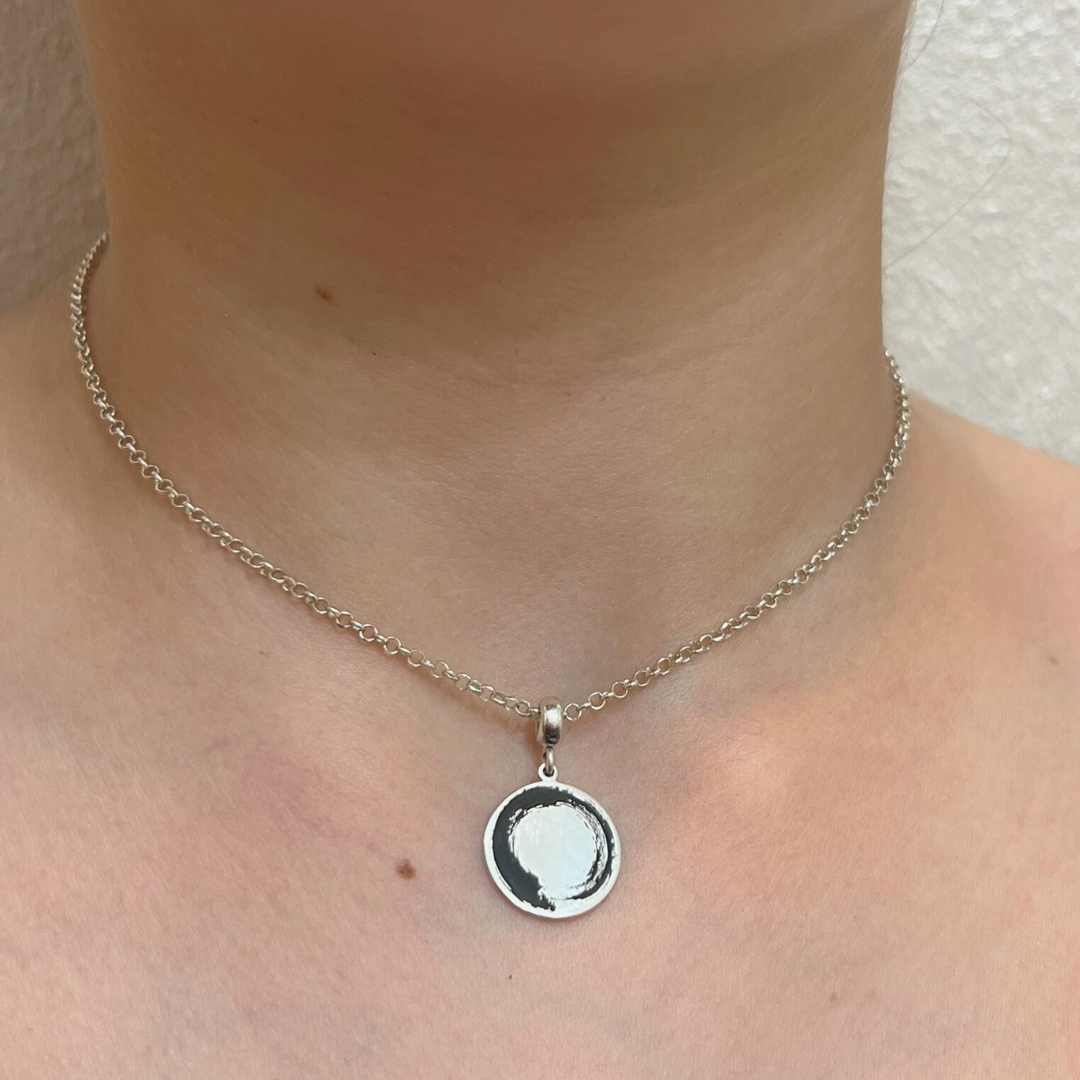 Indossato Collana cerchio zen in argento rodiato, made in italy by breezy