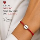 Bracciale Emoji Diavoletto in Argento 925 con cordoncino rosso regolabile Breezy indossato, made in italy