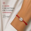 Bracciale Emoji Innamorata Breezy in Argento 925 e cordoncino rosso, indossato, made in italy