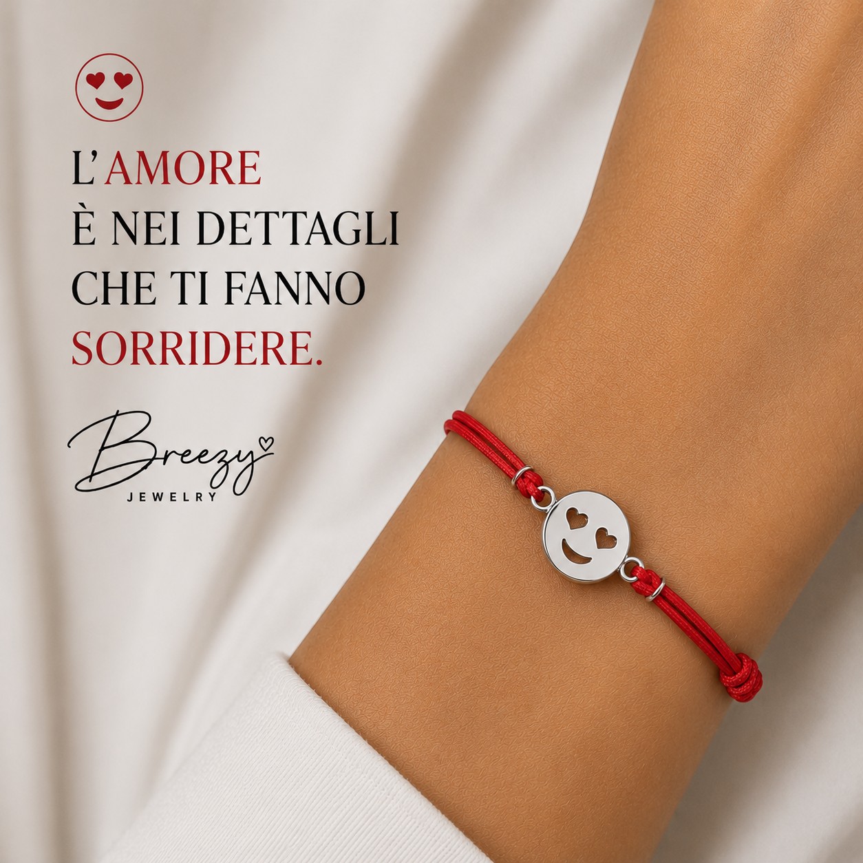 Bracciale Emoji Innamorata Breezy in Argento 925 e cordoncino rosso, indossato, made in italy