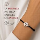 Bracciale Emoji Stupita in Argento 925 con cordoncino nero regolabile Breezy indossato, made in italy