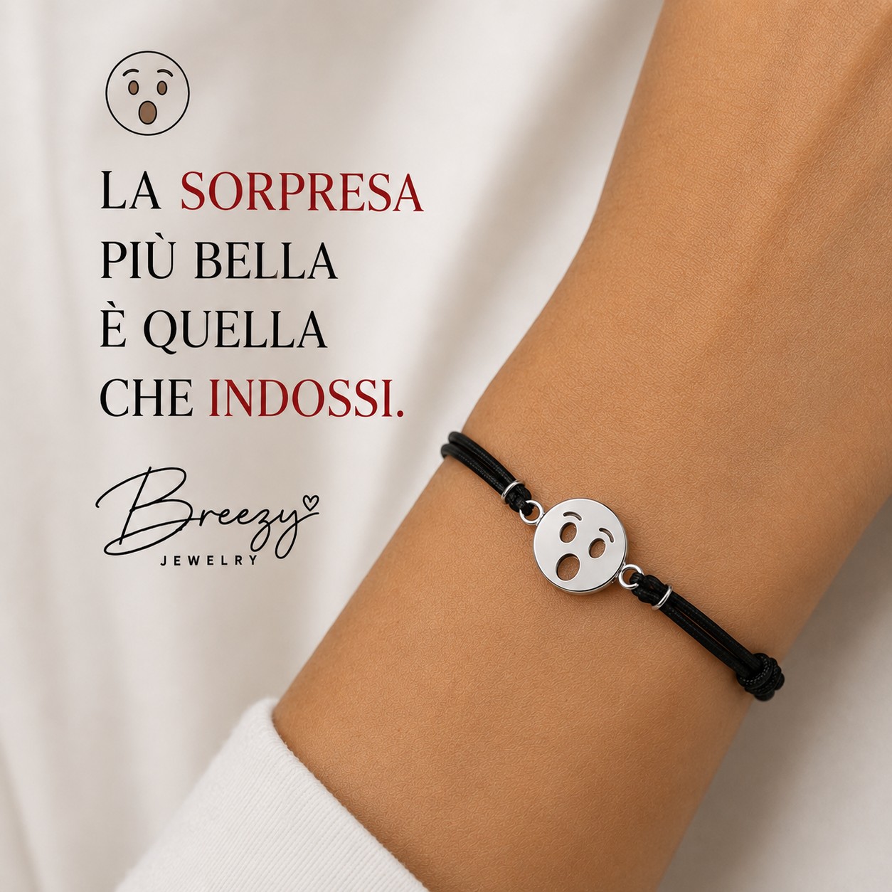 Bracciale Emoji Stupita in Argento 925 con cordoncino nero regolabile Breezy indossato, made in italy