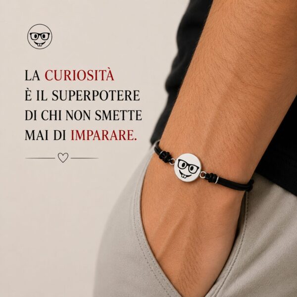 Bracciale Emoji Nerd in Argento 925 con cordoncino marino nero regolabile Breezy indossato