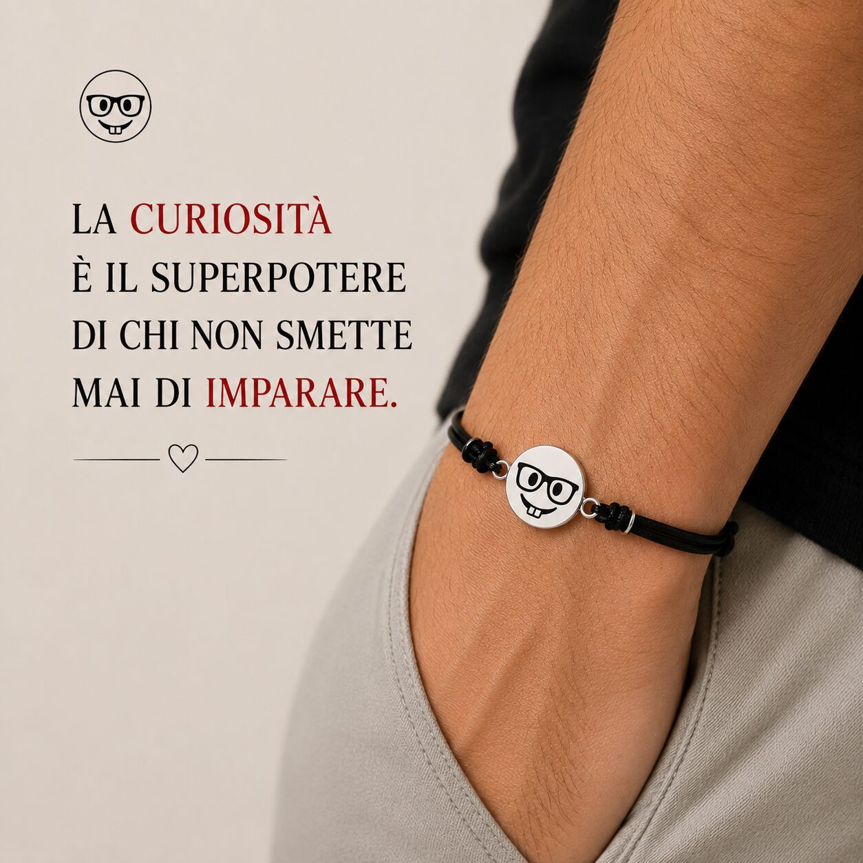 Bracciale Emoji Nerd in Argento 925 con cordoncino marino nero regolabile Breezy indossato